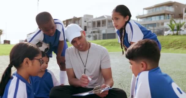 코치가있는 스포츠 어린이들은 야외에서 연습을 준비합니다 팀워크 토너먼트 계획을위한 아이들 — 비디오