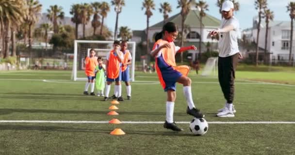 Calcio Bambino Allenamento Gioco Esercitazione Sportiva Allenamento Esercizio Fisico Una — Video Stock