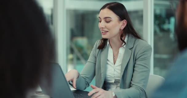 Reunião Negócios Laptop Líder Equipe Mulher Feliz Consultor Bancário Explicar — Vídeo de Stock