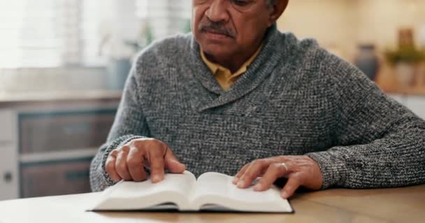 老年人 在家里的厨房读书和圣经学习 以促进精神成长 知识或信仰学习 老年人 书籍和宗教 具有与上帝联系的思考 专注或和平精神 — 图库视频影像