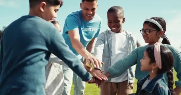 孩子们 志愿小组和手堆放在户外 以获得动力 目标或与导师男人的快乐 志愿者教练 以及对气候变化的支持 庆祝和微笑 — 图库视频影像