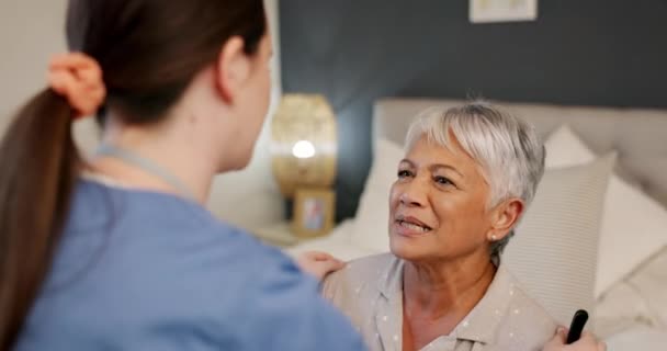 Senior Mulher Sorriso Enfermeira Para Ajudar Casa Cuidados Saúde Cuidador — Vídeo de Stock