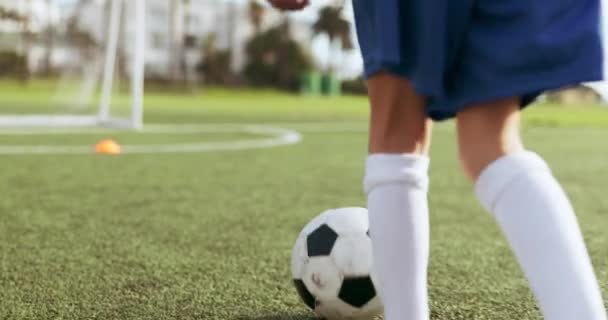 Gambe Sportive Pallone Calcio Pratica Tiro Bambino Gara Partita Obiettivo — Video Stock
