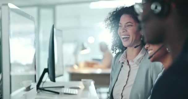 呼叫中心培训 笑着和女人在一个办公室里与在线团队合作 克林姆和教练见面 在工作场所举行虚拟会议 女雇员和有电话推销学习对话的小组 — 图库视频影像