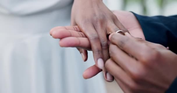 Casal Mãos Dadas Anel Para Casamento Amor Casamento Cerimônia Compromisso — Vídeo de Stock