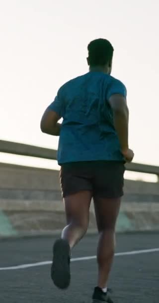 黑人男子 健身和在路上跑步锻炼 户外运动或在城市进行有氧运动训练 运动员或跑步运动员在城市运动 健康健康或种族中的后视镜 — 图库视频影像