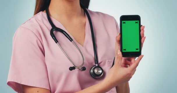 手牵手与手机和绿色屏幕在工作室为远程保健 在线保健和咨询 医疗专业人员 护理人员或拥有蓝色背景健康数字应用程序的医生 — 图库视频影像
