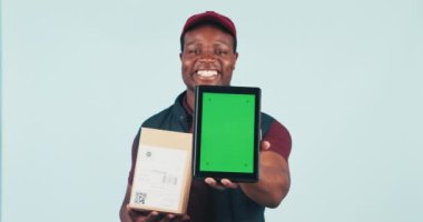 Teslimatçı, stüdyoda kutu ve tablet, yeşil ekran ve mavi arka planda tedarik zinciri uygulaması için yüz. Markalaşma, lojistik ve nakliye için Afrikalı kurye, paket ve dokunmatik ekran.