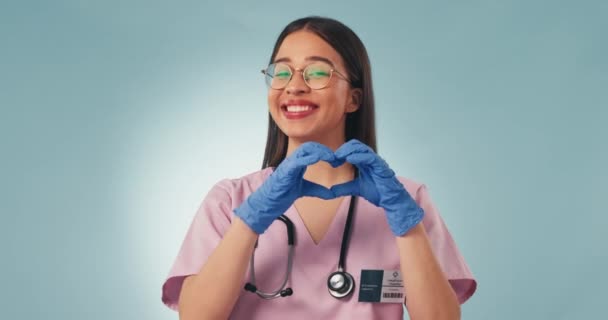 Женщина Медсестра Сердце Смайлик Здравоохранения Оздоровления Доверия Студии Синем Фоне — стоковое видео