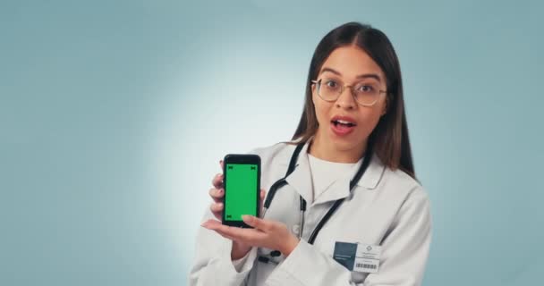 妇女的肖像 医生与平板和绿色屏幕在工作室远程保健 医疗保健和专家建议 快乐的医疗专业人员 铬钥匙和数字应用程序蓝色背景与指向 — 图库视频影像