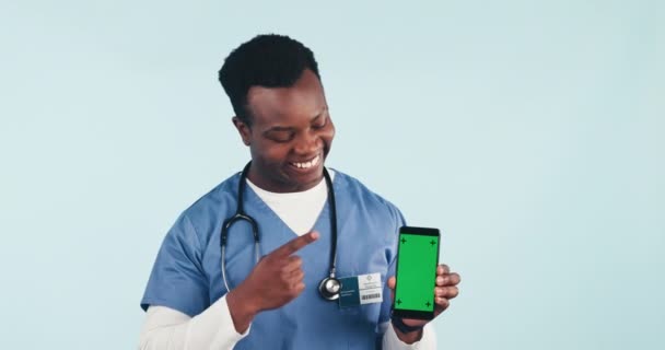 快乐的男人在工作室的电话和绿色屏幕远程保健 在线保健和专家建议 医疗专业人员 护理人员或拥有蓝色背景健康数字应用程序的医生 — 图库视频影像