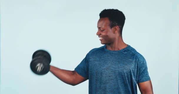 Spor Erkek Halterler Eğitim Egzersiz Stüdyoda Mavi Arka Planda Egzersiz — Stok video