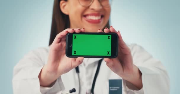 Portrét Žena Lékař Ukazující Telefon Zelenou Obrazovku Studiu Pro Telehealth — Stock video