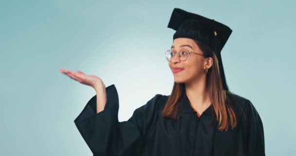 快乐的女人 学生和毕业生与手掌和大拇指在工作室背景下成功 模仿广告的女性形象或带着类似情调 是的标志或Ok的毕业微笑 — 图库视频影像