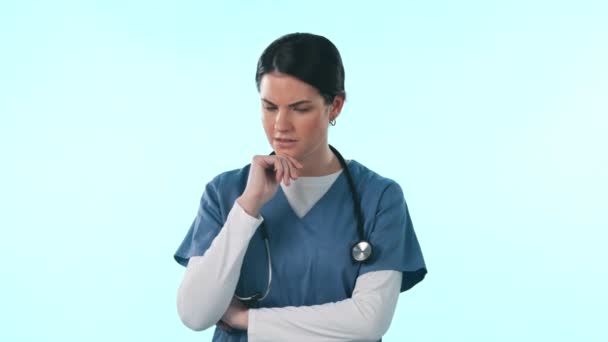 Pielęgniarka Myślenie Decyzja Opiece Zdrowotnej Pytaniami Pomysłami Lub Makietą Rozwiązywania — Wideo stockowe