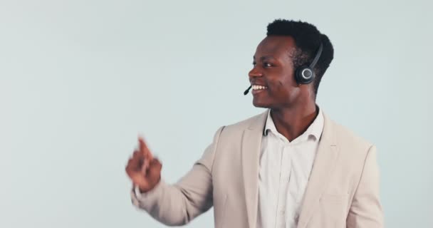 Call Center Apuntando Hombre Negro Estudio Para Servicio Cliente Ayuda — Vídeos de Stock