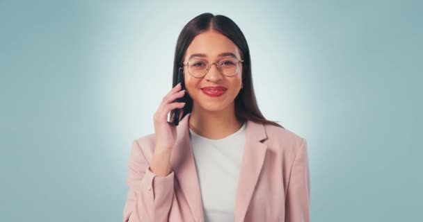 Mujer Llamada Telefónica Cara Estudio Con Sonrisa Para Comunicación Línea — Vídeo de stock