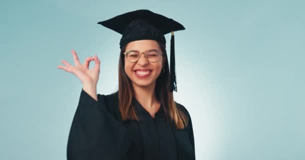 Absolwent Student Uśmiech Osiągnięcia Porządku Ręka Gest Celów Szczęśliwa Wykształcona — Wideo stockowe