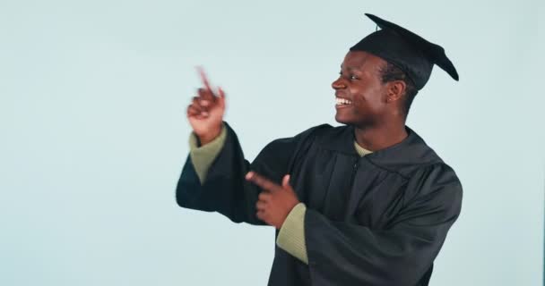 Mutlu Siyah Adam Mezuniyet Reklam Pazarlama Konusunda Bir Stüdyo Geçmişiyle — Stok video