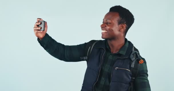 Selfie Polegares Para Cima Homem Negro Estúdio Com Sorriso Para — Vídeo de Stock
