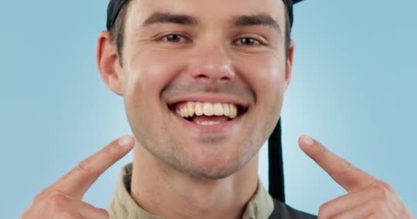 Mezuniyet Mutluluğu Başarıyı Hedefler Için Heyecanlanan Stüdyodaki Gülümsemeye Adamın Yüzüne — Stok video