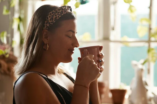 What Heaven Smells Shot Young Woman Having Relaxing Coffee Break — Stock Photo, Image