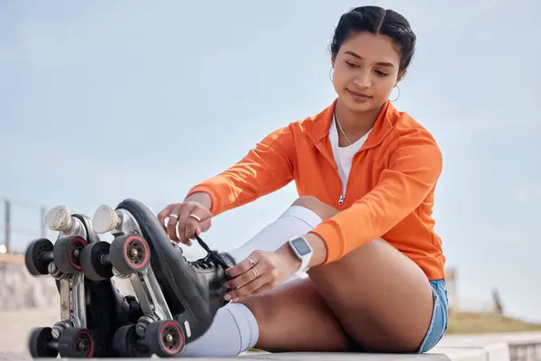ローラーのスケート 運動および女性は歩道または地面の車輪が付いているトレーニングまたは訓練のための屋外の靴を結びます 楽しい スポーツと夏のカーディオ ローラーカットと安全ギアでフィットネスを開始 — ストック写真