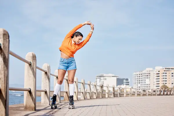 Roller Skate Τέντωμα Και Banner Ένα Κορίτσι Στο Αίθριο Φόντο — Φωτογραφία Αρχείου