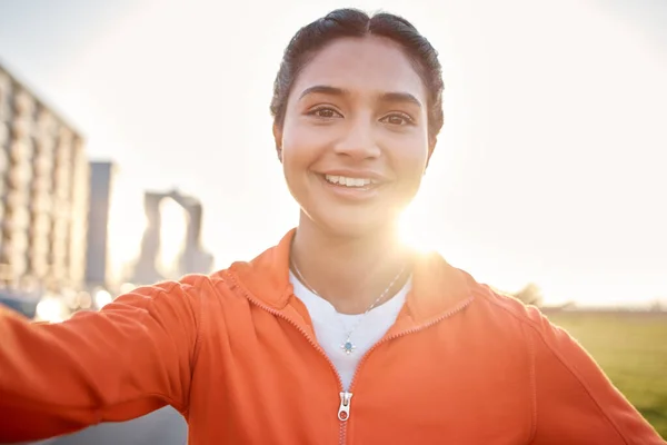 Mujer Selfie Sonrisa Parque Ciudad Sol Aire Libre Para Aventura —  Fotos de Stock