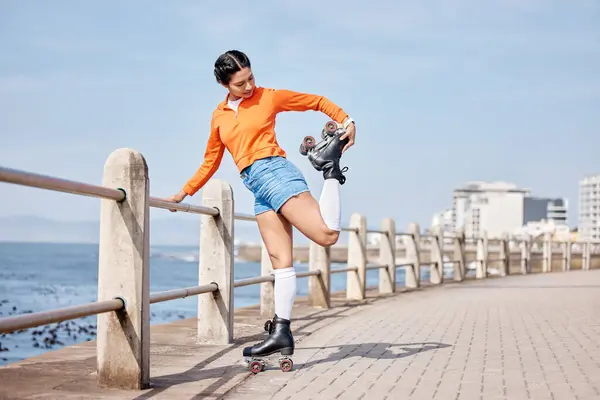 Roller Skate Τέντωμα Και Χώρο Ένα Κορίτσι Στο Αίθριο Φόντο — Φωτογραφία Αρχείου