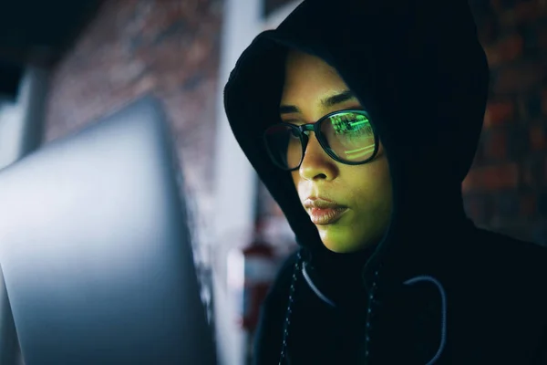 Хакер Женщина Темной Комнате Ноутбуком Кодировкой Фишинг Кибер Преступление Базой — стоковое фото