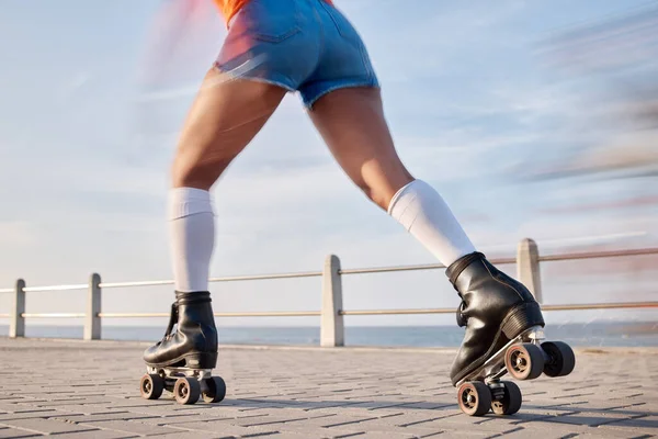 夏天为了健康 训练或体育活动而在特写镜头中的人 溜冰鞋和乐趣 白种人 模特儿和健身者 独自在木板路上 海滩和速度上保持平衡 比赛或竞争 — 图库照片