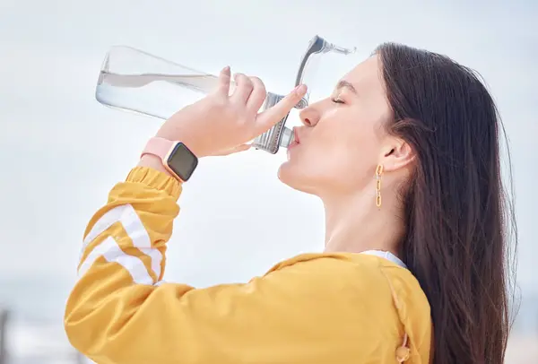 Vrouw Drinkwater Buiten Met Fles Ontspannen Rusten Ontgiften Lichaam Training — Stockfoto