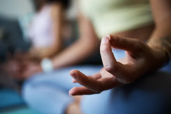 Mujer Manos Zen Para Yoga Sentarse Mediación Para Bienestar Espiritual —  Fotos de Stock