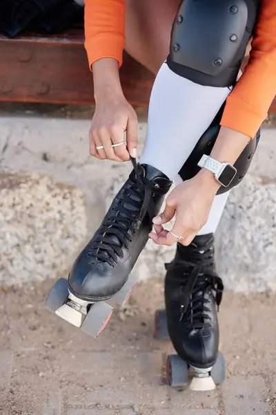 Roller Skate Παπούτσια Και Χέρια Της Γυναίκας Εξωτερική Άσκηση Προπόνηση — Φωτογραφία Αρχείου