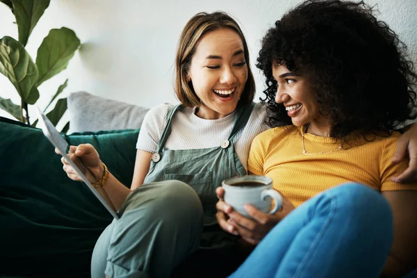 沙发和女人在社交媒体 互联网和观看视频时 可以用平板电脑和咖啡放松身心 Lgbtq和快乐的人都在客厅里 因为他们可以在网上建立感情 建立关系和观看流媒体电影 — 图库照片