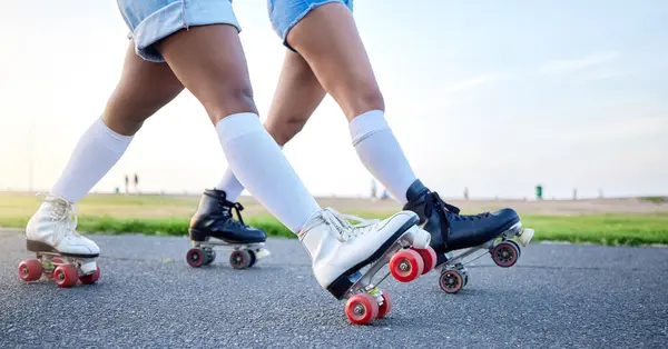 여름에 피트니스 친구를위한 야외에서 스케이트 클로즈업 웰빙을 움직이는 아스팔트 도로에 — 스톡 사진