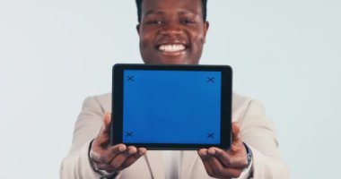 Yeşil ekran, tablet ve siyah adamın yüzü stüdyoda servis, platform ya da beyaz arka planda sunulacak. Girişimcinin dijital, haber ve portresi kayıt, başlatma veya kılavuz, faq veya sunum ile.