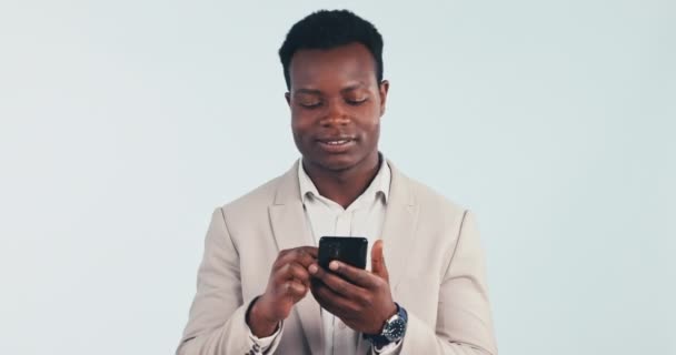 电话发短信和工作室带着微笑为社交媒体 沟通或研究幸福 黑人男子 滚动和在线交谈以获得工作信息 网络聊天或电子邮件连接 — 图库视频影像