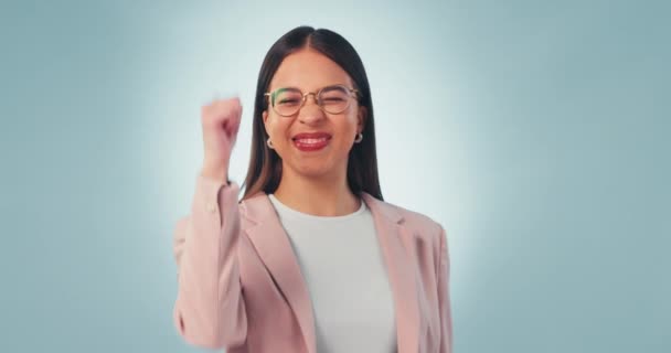 Glücklich Gesicht Und Frau Mit Hochgereckten Daumen Studio Motiviert Aufgeregt — Stockvideo