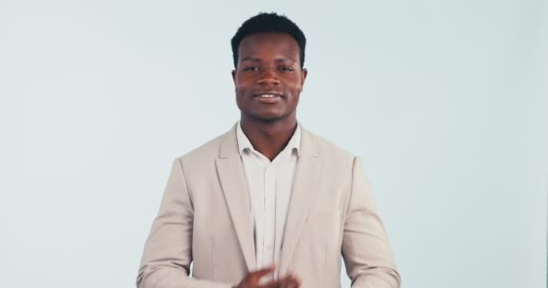 Siyahi Bir Adam Yüzü Kollarını Kavuşturmuş Girişimci Özgüvenine Sahip Mutlu — Stok video