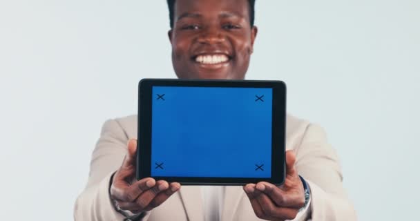 石碑和脸的黑人男子在演播室与服务 平台或提供的白色背景 具有签名 发布或引导 Faq或演示的企业家的数字 新闻和肖像 — 图库视频影像