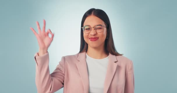 Щасливі Обличчя Жінка Досконалими Руками Студії Перегляду Голосування Або Підтримки — стокове відео