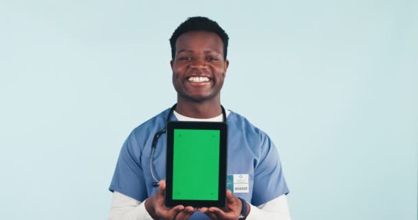 黑人男子展示平板电脑和绿色屏幕在工作室远程保健 在线保健或专家建议 医疗专业人员 护理人员或拥有蓝色背景健康数字应用程序的医生 — 图库视频影像
