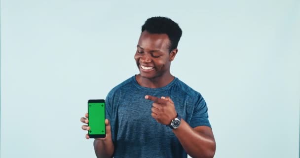 Mężczyzna Wskazując Portret Zielonym Ekranem Dla Aplikacji Mobilnej Studio Fitness — Wideo stockowe