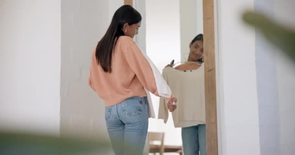 Espelho Sorriso Mulher Com Escolha Roupas Loja Moda Estilo Boutique — Vídeo de Stock