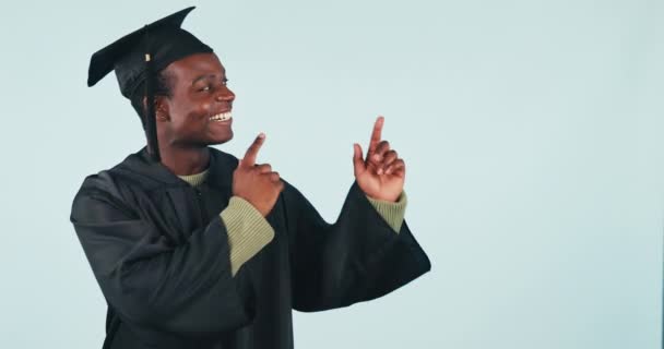 Mutlu Siyah Adam Mezuniyet Pazarlama Reklam Stüdyo Geçmişi Afrikalı Erkek — Stok video