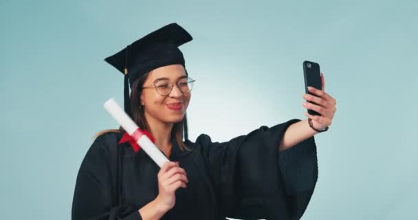 Ευτυχισμένη Γυναίκα Αποφοίτηση Και Πιστοποιητικό Selfie Επιτυχία Μνήμη Φόντο Στούντιο — Αρχείο Βίντεο