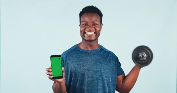 Hombre Negro Feliz Teléfono Mancuerna Con Pantalla Verde Para Aplicación — Vídeo de stock