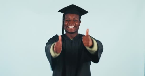 행복한 성공에 엄지손가락 스튜디오 배경에 이모티콘과 아프리카 대학원 미소의 초상화 — 비디오